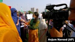 د ډان ورځپاڼې یوه خبریاله د ښځو مظاهره کې له یوې ښځې سره خبرې کوي. ۲۰۲۰، ۱۱ سپټمبر