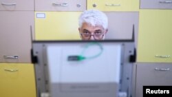 Човек гласува на изборите за парламент на 27 октомври. Снимката е илюстративна
