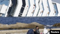 Pogled na prevrnuti brod sa obale