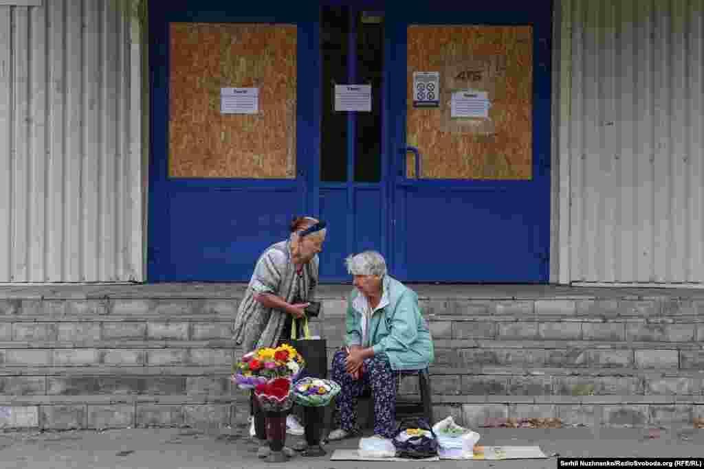 Prodaja cvijeća i povrća pored zatvorene tržnice. U gradu su ostale otvorene samo male prodavnice.