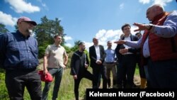 Sâmbătă, la Praid a ajuns și președintele Nicușor Dan (al doilea din dreapta), alături de membri ai Guvernului și liderul UDMR, Kelemen Hunor (în stânga).