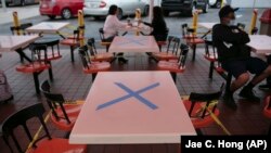 Stolovi sa oznakama za fizičku distancu, Los Anđeles, juli 2020.