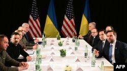 აშშ-ის ვიცე-პრეზიდენტი ჯეი დი ვენსი (მარჯვნივ), აშშ-ის სახელმწიფო მდივანი მარკო რუბიო (მეორე მარჯვნივ) და უკრაინის პრეზიდენტი ვოლოდიმირ ზელენსკი (მეორე მარცხნივ) 14 თებერვლის შეხვედრაზე 
