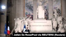 Francuski predsednik Emanuel Makron drži govor na ceremoniji obeležavanja 150. godišnjice proglašenja Treće republike, Pariz 4. septembar 2020.