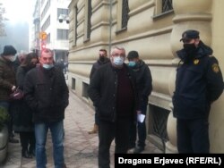 Otac Dženana Memića ispred Tužilaštva KS-a