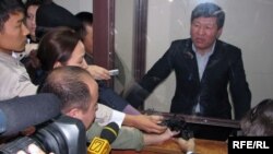 Осужденный экс-министр Нурлан Искаков общается с прессой сразу после оглашения его тюремного приговора. Астана, 16 октября 2009 года.