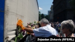 Kolona kamiona sa tabutima prolazi kroz Sarajevo, 9. juli 2011