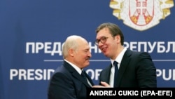 Белорускиот претседател Александар Лукашенка и српскиот претседател Александар Вучиќ се поздравуваат по прес-конференцијата во Белград, на 03 декември 2019 година.