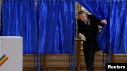 Președintele Klaus Iohannis spune că nu dă vina pe nimeni pentru eșecul instituțiilor în legătură cu alegerile anulate, din cauza inteferențelor în alegeri, ci doar pe legile insuficiente.