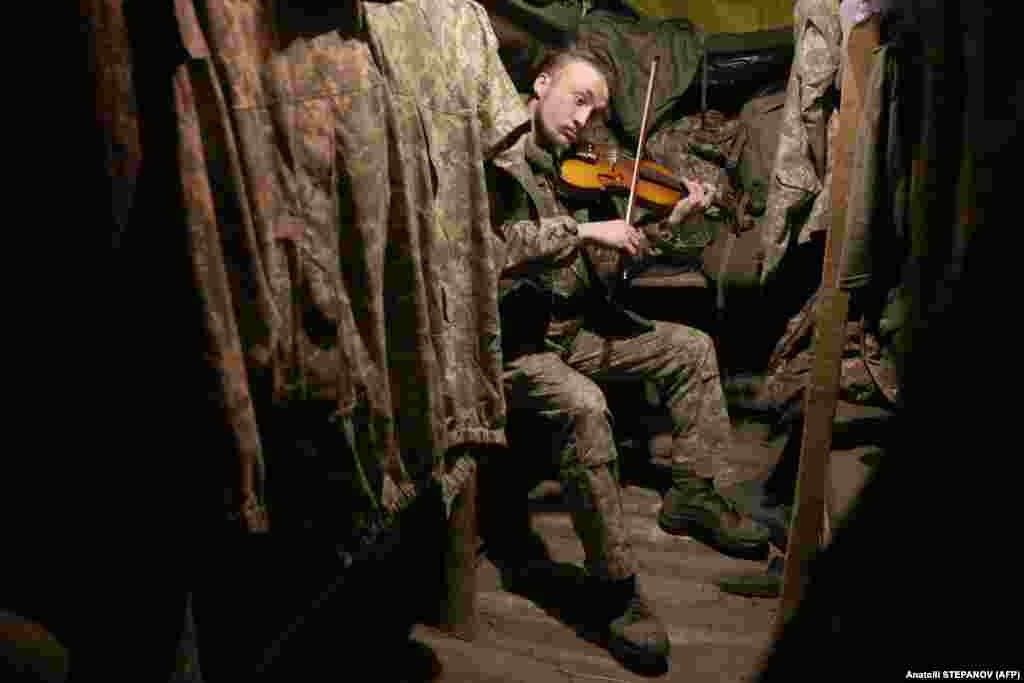 Ukrajinski vojnik svira violinu na prvoj liniji fronta u blizini Horlivke u decembru 2020. Stepanov za RSE kaže da je fotografisanje u veoma opasnim uslovima &quot;poput građanske dužnosti ili slično&quot;. &quot;Možda zvuči pretjerano, ali ja to tako pokušavam predstaviti. Ljudi žive u zemlji koja izgleda kao da je mirna, ali pitanje - hoće li se linija fronta dalje micati ili ne - visi o koncu. Sve se može dogoditi u tren oka.&quot;
