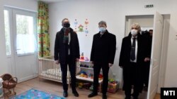 Bölcsődebővítés Vácdukán (Rétvári Bence, a térség KDNP-s országgyűlési képviselője, az Emberi Erőforrások Minisztériumának parlamenti államtitkára (b), Makkos László polgármester (k) és Szabó István, Pest Megye Közgyűlésének elnöke (j) megtekinti a kibővített vácdukai mini bölcsődét 2021. február 4-én.)