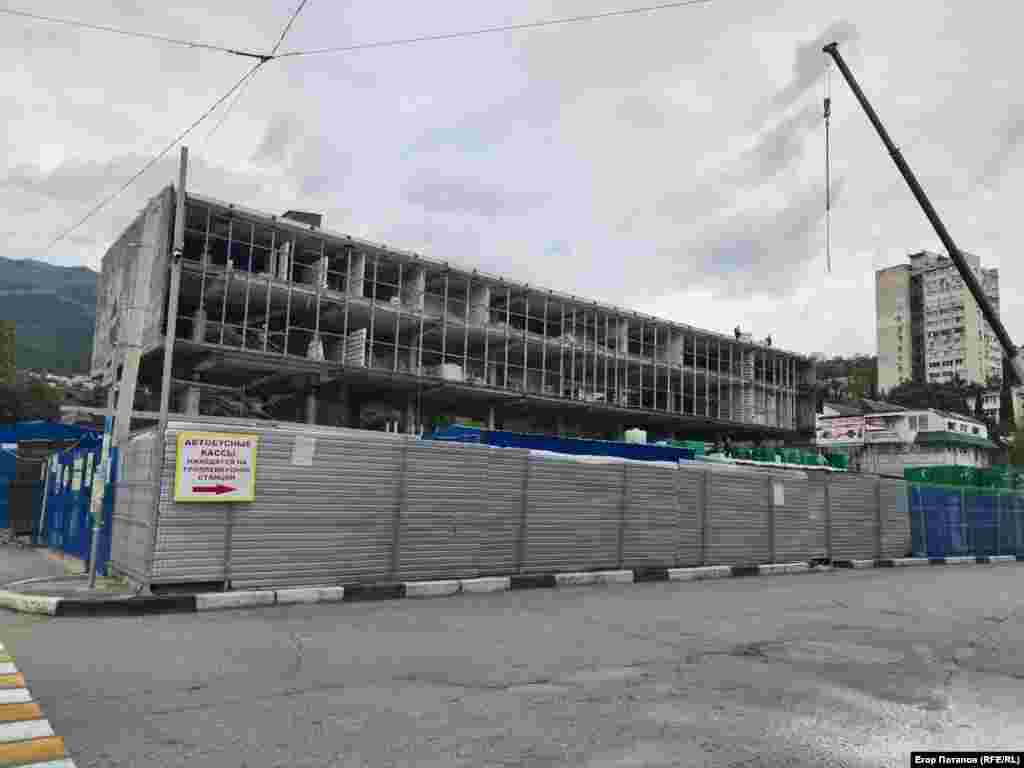 Своих гостей Ялта встречает затянувшейся реконструкцией местного автовокзала