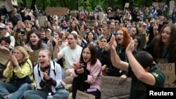 Демонстранти реагират след гласуването на законови промени, които възстановяват независимостта на двете антикорупционни агенции