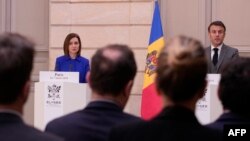 Maia Sandu și Emmanuel Macron întâlnindu-se cu reporterii la Palatul Elysee, joi, 7 martie.