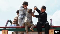 افغان کډوال ماشومان وطن ته په لار 