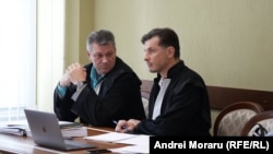 Avocații Ion Vîrdoaga (stînga) și Lucian Rogac (dreapta) la ședința de judecată.