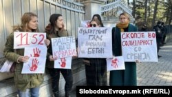 Поддршка од македонски студенти и од членови за здружението „Еквалис“ пред амбасадата на Србија во Скопје, 30 декември 2024