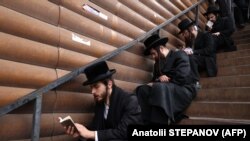 Evrei hasidici rugându-se la Uman (Ucraina) la 3 octombrie 2024. 