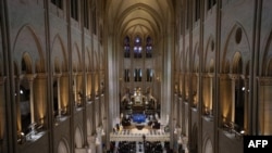 Catedrala Notre-Dame, refăcută recent, după un marele incendiu din 2019, a fost ridicată în sec.XII. Stilul gotic, răspândit în Occident, s-a născut înainte de Marea Schismă. Europa sudică e dominată de stilul romanic al Hagia Sophia, moștenit și de Catedrala Sf.Petru de la Roma.