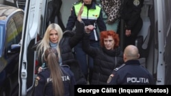 Laura Vicol arată cătușele în timp ce este dusă la Curtea de Apel București, pentru a se judeca cererea de arestare preventivă pe numele ei, 4 februarie 2025.