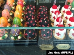 Oferta de Paște pandemic a unei cofetării din Praga – prăjituri sub formă de ouă, de virus și de veccin.