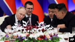 Руският президент Владимир Путин (вляво) и севернокорейският лидер Ким Чен Ун (вдясно) проведоха разговори в Пхенян през юни.