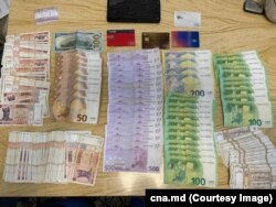 Imagine cu banii ridicați în urma celor 60 de percheziții desfășurate de CNA și procurorii anticorupție din Bălți, în mai multe locații din R. Moldova.