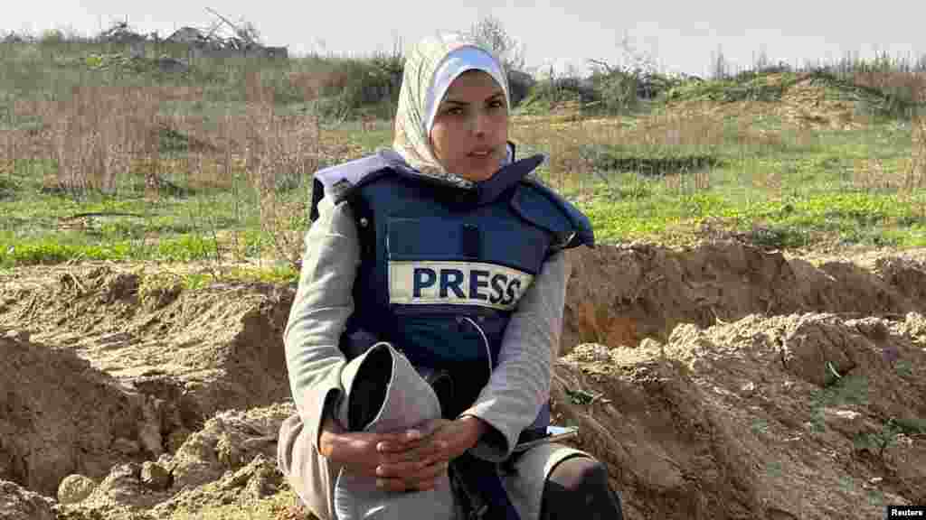 Az Associated Pressnek szabadúszóként dolgozó Mariam Abu Dagga korábban rendszeresen tudósított a Gázai övezetet sújtó éhínségről és az alultápláltságban szenvedő palesztin gyerekekről. A támadás után az AP és a Reuters közös levélben követelt magyarázatot az izraeli hatóságoktól. „Felháborító, hogy független újságírók is az áldozatok között voltak a kórház elleni támadásban, amely helyszín nemzetközi jog által védett” – áll a levélben