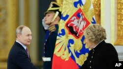 Матвиенко находится под санкциями с 2014 года за её роль в содействии аннексии Крыма Россией. На фото: президент Владимир Путин привествует спикера Совета федерации Валентину Матвиенко в Кремле, 5 декабря, 2024