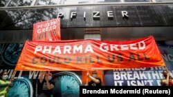 აქტივისტები კორონავირუსის საწინააღმდეგო ვაქცინების გლობალურ ხელმისაწვდომობას მოითხოვენ ფარმაცევტული კომპანია Pfizer-ის შტაბბინის წინ ნიუ იორკში. 2021 წ. 14 ივლისი.