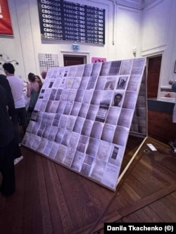 Шалаш из страниц уголовного дела Данилы Ткаченко на выставке в Амстердаме