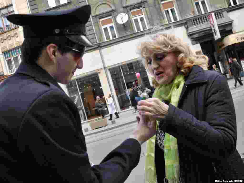 Udruženje za razvoj i promicanje umjetničke djelatnosti "Magacin Kabare" priredilo je na gradskim ulicama neobični performans "Rejon sreće", obilježavajući time 6. april, Dan Grada Sarajeva, Foto: Midhat Poturović