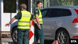 Гранични полицаи на ГКПП "Калотина", където сръбските власти предадоха на българските задържания преди година Никола Николов-Паскал, 27 август 2025 г.