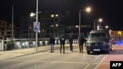 Austrijska policija (na slici obezbjeđuje centar Filaha) provjerava navode da je napadač uzvikivao "Allahu Akbar".