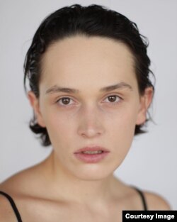 ანა გავვა, მოდელი.