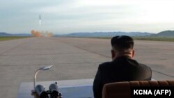 Predsednik Severne Koreje Kim Džong Un nadgleda lansiranje rakete (arhivska fotografija)