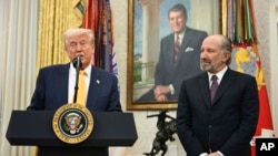 Доналд Трамп (лево), претседател на Соединетите Американски Држави (САД) и Хауард Лутник(десно), министер за трговија на САД 