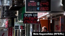 Сегодня курс лари по отношению к доллару упал ниже исторического минимума 1998 года