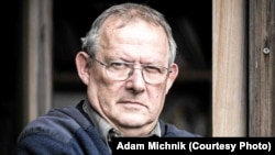 Adam Michnik - istoric, scriitor și jurnalist polonez, unul dintre liderii opoziției democratice poloneze în perioada comunistă, prizonier politic, fondator și redactor-șef al Gazetei Wyborcza din 1989 