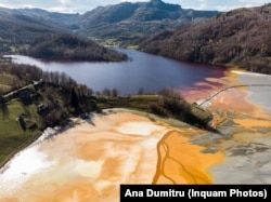 Proiectele de exploatare a cuprului stârnesc îngrijorări legate de gestionarea deșeurilor rezultate. În imagine, lacul de reziduuri de la Geamăna, Alba.