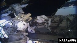 Американските космонаутки Кристина Кох и Џесика Меир надвор од Меѓународната вселенска станица