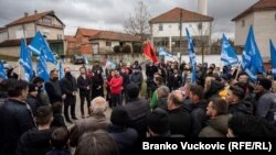 Predizborni skup Alternative za promene Šćiprima Arifija, Preševo (u sredini, levi deo fotografije)