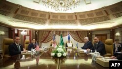 Șeful cabinetului președintelui Ucrainei, Andri Iermak (dreapta), ministrul ucrainean de Externe, Andri Sîbiha (al doilea din dreapta), secretarul de stat al SUA, Marco Rubio (al doilea din stânga) și consilierul pentru securitate națională al SUA, Michael Waltz (stânga).