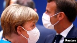 Германският канцлер Ангела Меркел и френският президент Еманюел Макрон се опитват да посредничат между двете основни групи на срещата на върха на ЕС в Брюксел, която продължава четвърти ден