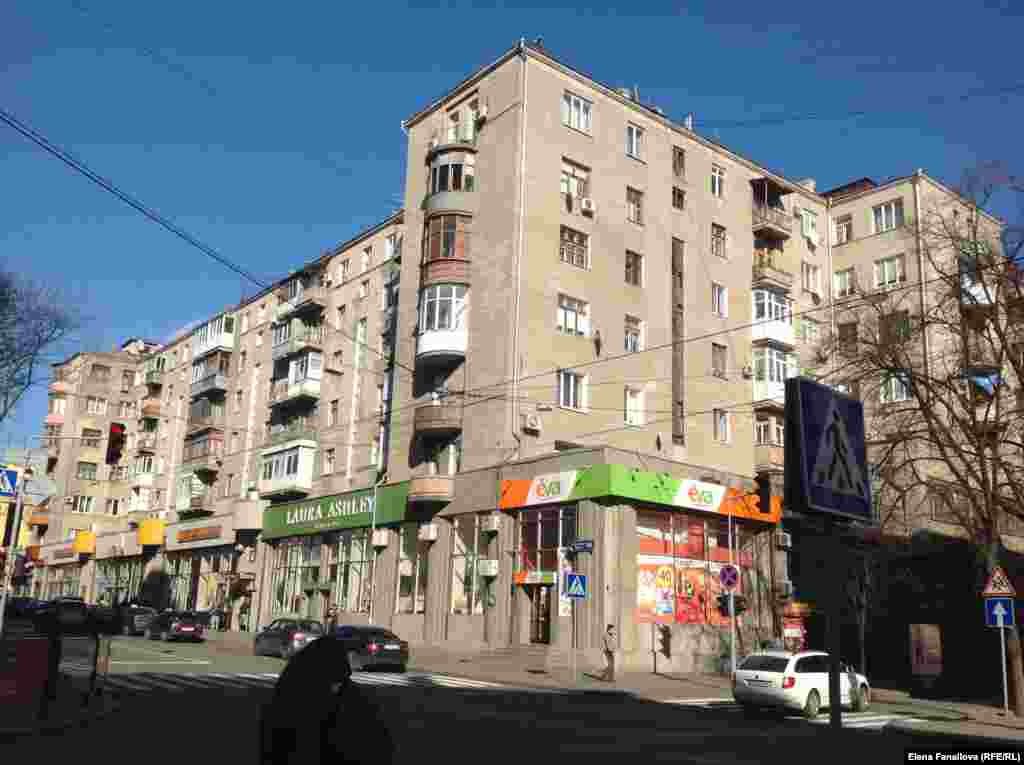 Дом, описанный в "Молодом негодяе" Лимонова