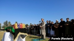 Aducând un ultim omagiu la sicriul lui Malalai Maiwand, împușcată de un atacator neidentificat în Jalalabad, Afganistan, 10 decembrie 2020