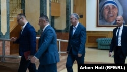 Deputetë të Listës Serbe, përfshirë kryetarin Zllatan Ellek, duke shkuar në seancën konstituive të Kuvendit të Kosovës. Prill 2025.