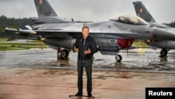 Prim-ministrul Donald Tusk a apărut la o conferință de presă în apropierea avioanelor de luptă F-16 poloneze, în care a vorbit despre amenințarea reprezentată de dronele rusești. 11 septembrie 2025.
