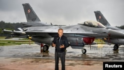 Premijer Donald Tusk 11. septembra stoji ispred poljskih borbenih aviona F-16 na pres-konferenciji o prijetnji koju predstavljaju ruski dronovi.