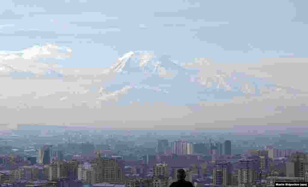 Armenija - Pogled na glavni grad Jerevan, sa planinom Ararat u pozadini, 17. februar 2013. Foto: EPA / Maxim Shipenkov 